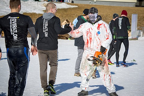 OVIRATLONCI ZIMSKO ZMAGO KRONALI Z RDEČIMI VRTNICAMI - Zimski izziv si je privoščil tudi lik iz grozljivke - strašil je v Oviratlon tunelu; foto: Polona Avanzo