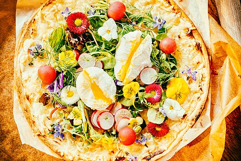 Pogača (Flammkuchen) s spomladanskimi zelišči in puširanim jajcem © Nemška turistična organizacija DZT, Foto Knut Pflaumer